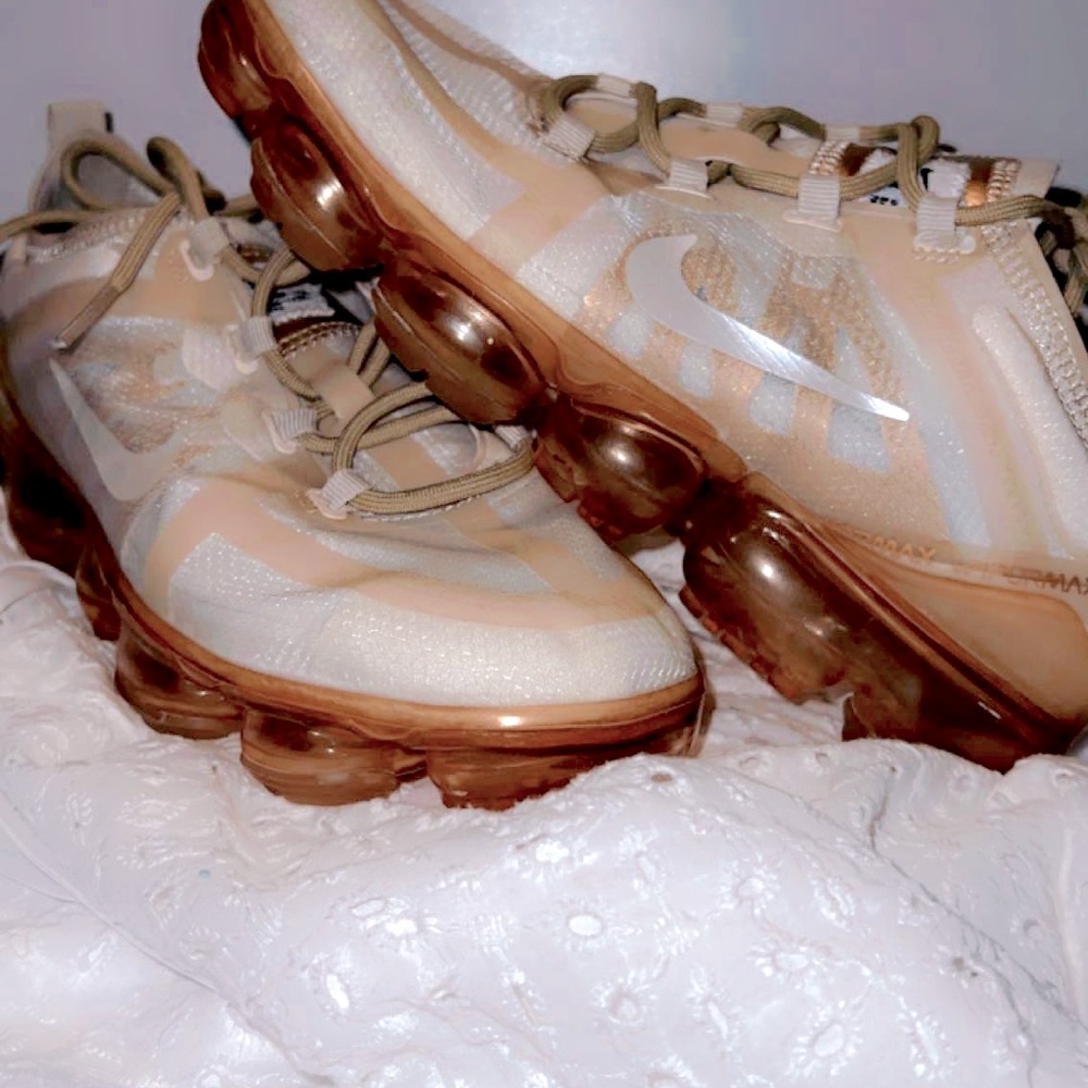 Size 8 womens nike shoes, run small. Need gone!